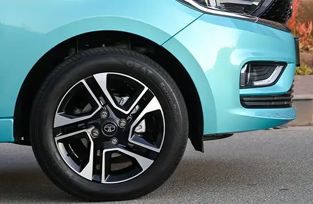 R15 Dual-Tone Alloy Wheels